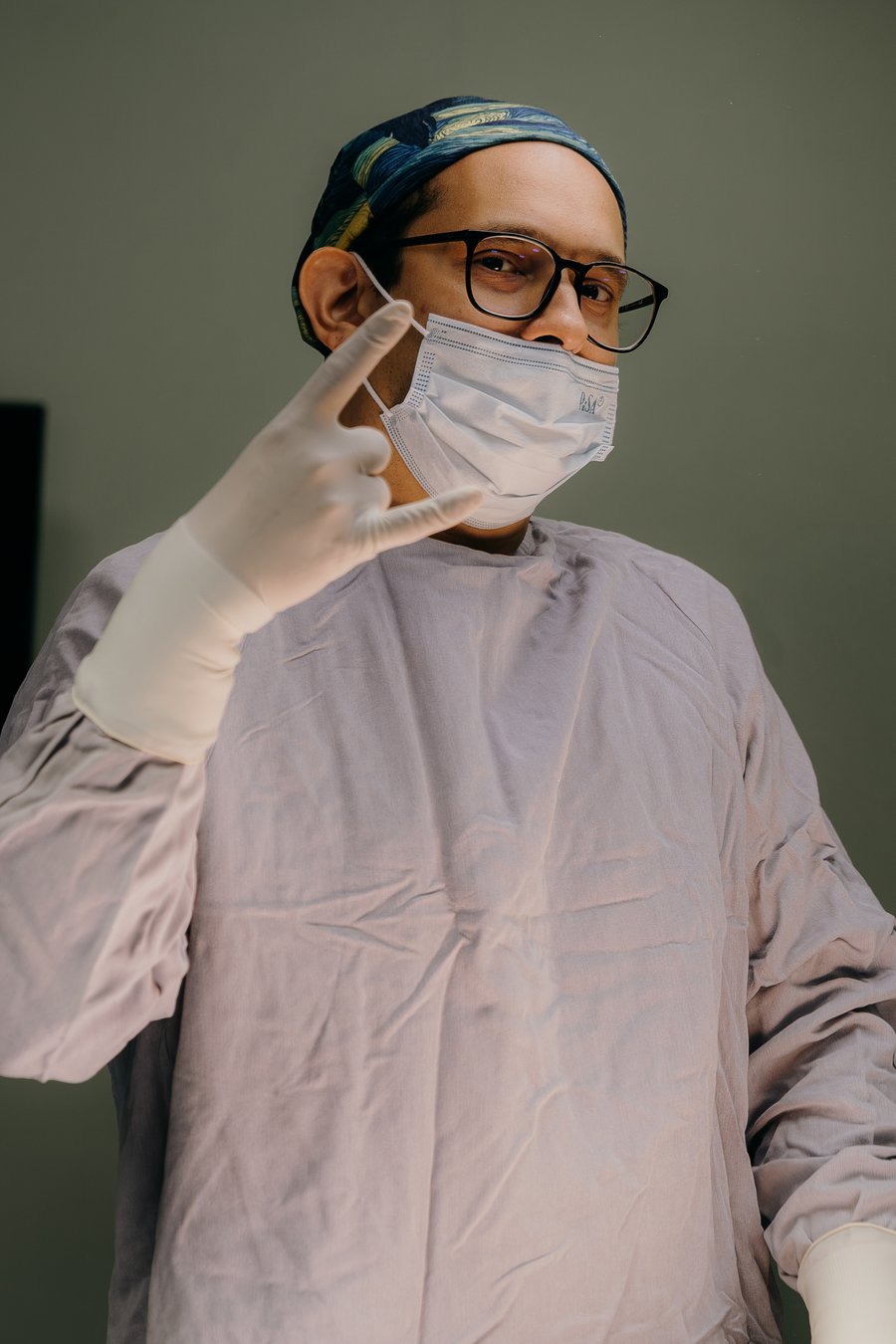 Dr. Abraham Álvarez Rosales en consulta